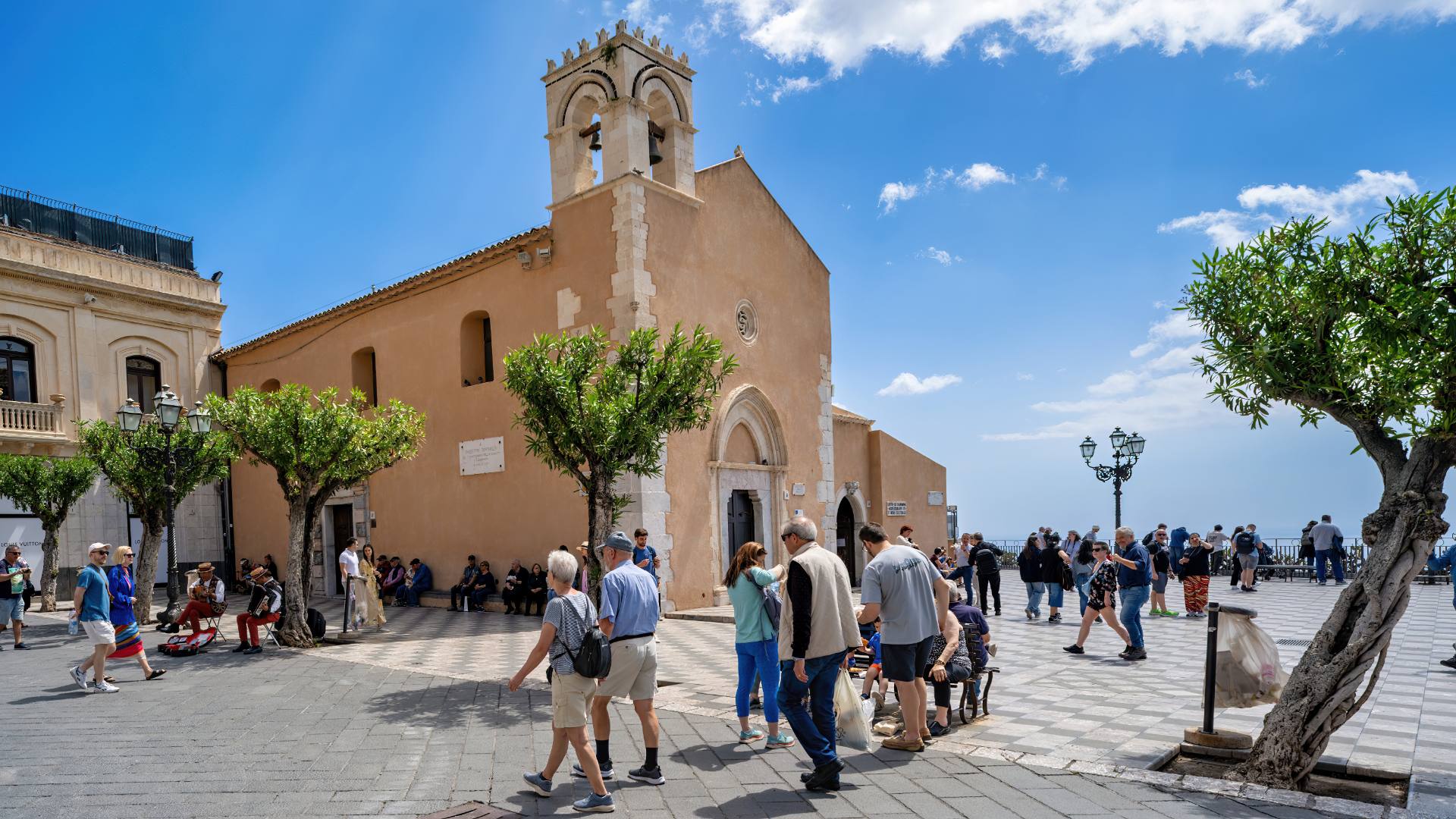 20240417 122015 Taormina   Taorminas Hauptstraße Corso Umberto   Piazza IX Aprile   ehemalige Kirche des hl. Augustinus